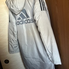 adidasベンチコートの画像