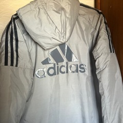 adidasベンチコートの画像