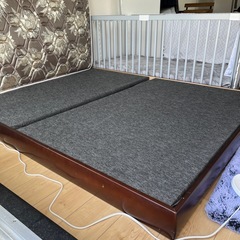クイーンサイズベッドの画像