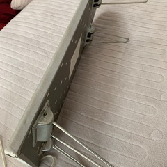 アイロンとアイロン台(足付き)の画像