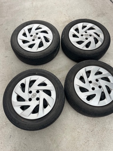トヨタ純正 アクア 15インチ ホイールキャップ 185/60R15 ブリヂストン　4本セット価格 アクア ヤリス ヴィッツ 2018年製　夏タイヤ
