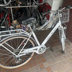 ★美品★27インチ　外装6段変速　LEDオートライト　リアキャリア付き　ホワイトの画像