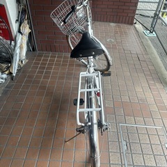 ★美品★27インチ　外装6段変速　LEDオートライト　リアキャリア付き　ホワイトの画像