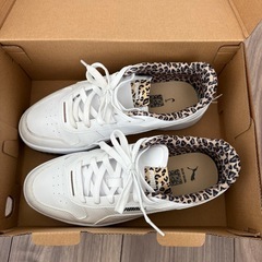 PUMA  キャリーナストレートレオ　ホワイト　25cmの画像