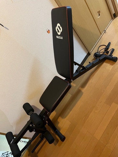 トレーニングベンチとダンベル