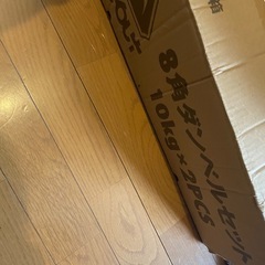 トレーニングベンチとダンベルの画像