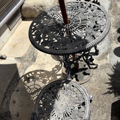 ガーデンパラソル＆ガーデンテーブルチェアセットの画像