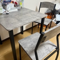 2人用ダイニングテーブルの画像