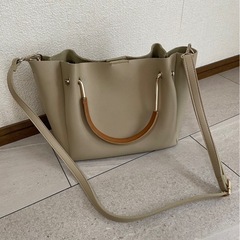 人気ブランド COMME CA レディースバッグ シンプル ベージュ 上品バッグの画像