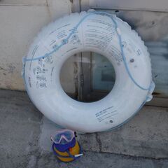 浮き輪（外径９０cm・内径４０cm）、空気入れ、水中眼鏡のセット。夏に向けてどうぞ。マリンレジャーの画像