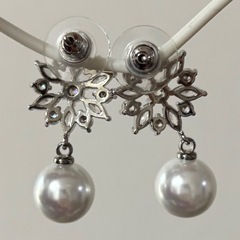 雪の結晶デザイン パールピアス/小ぶり/オケージョン/キラキラ/パール/両耳の画像