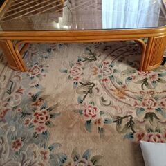 籐とガラステーブルの画像