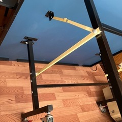 卓球台　乾電池を置いていて液漏れでキズになって箇所あり　3月22日まで取りに来ていただける方の画像