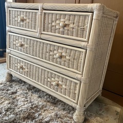 白い藤のチェストの画像