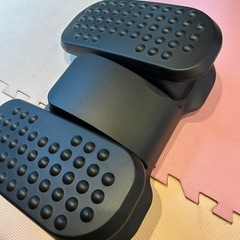 サンワダイレクト フットレスト デスク下 足踏み 高さ/角度調整 ステッパー 耐荷重20kg 足置き台 デスクワーク ペダル ブラック の画像