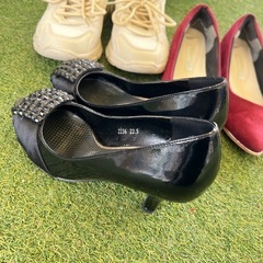 女性パンプス　ハイヒール　スニーカーの画像