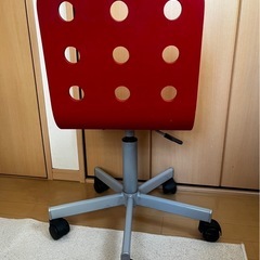 IKEAの子供用学習椅子JULESの画像