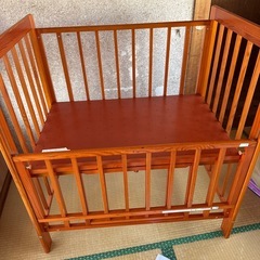 木製ベビーベッドの画像