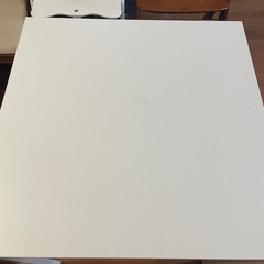 IKEA ダイニングテーブルとチェアのセットの画像