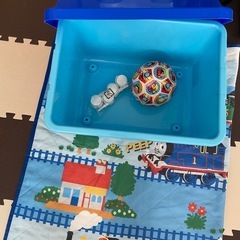 トーマスおもちゃ箱とラグマットとボールの画像