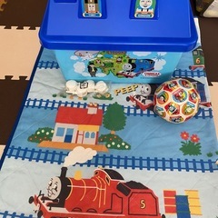 トーマスおもちゃ箱とラグマットとボールの画像
