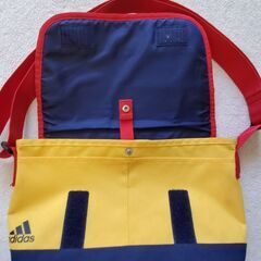 adidasショルダーバッグの画像