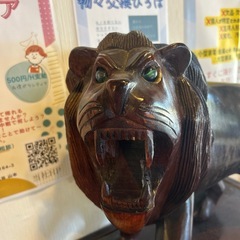 ライオンの木彫りの画像