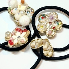 ✨ハンドメイド✨ キラキラヘアゴム　ホワイト系の画像