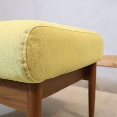 飛騨高山の家具メーカー キツツキマークの飛騨産業よりウォルナット材 オットマンです。優しい色合いが上品な印象のスツール。小ぶりなサイズは寝室やエントランスなどにもおススメです♪の画像