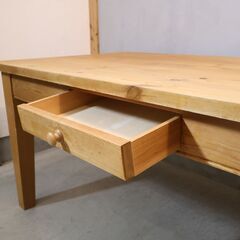 THE PENNY WISE(ペニーワイズ)のパイン無垢材の引き出し付 スクエアトップダイニングテーブルです！英国スタイルののクラシックなデザインのアンティーク調の4人用食卓。の画像