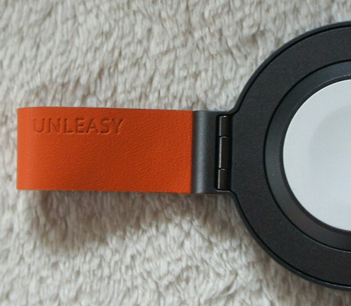 ☆UNLEASY ワイヤレス充電器◆旅先でも、デスクでもポケットに収まる充電ステーション