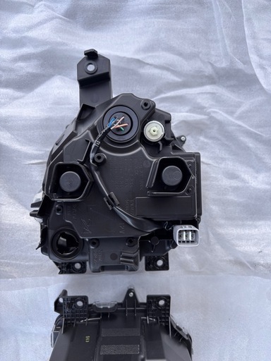 ジムニーシエラ JB74W 純正 LED ヘッドライト左右　新車外し　欠けあり