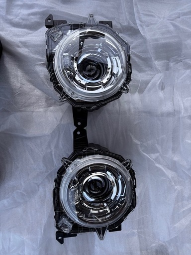 ジムニーシエラ JB74W 純正 LED ヘッドライト左右　新車外し　欠けあり