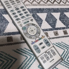 TOSHIBA  32型テレビ（映ります／リモコン電池新品込み／B-CAS付／画面端に黒線あり※写真参照）の画像