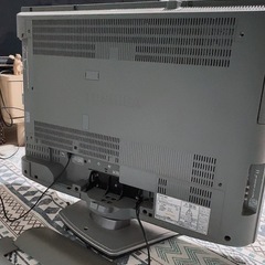 TOSHIBA  32型テレビ（映ります／リモコン電池新品込み／B-CAS付／画面端に黒線あり※写真参照）の画像