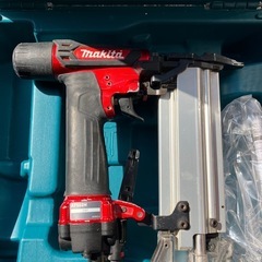 マキタ(Makita) 高圧仕上釘打(赤) エアダスタ付 AF552H大工道具の画像