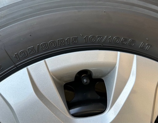 ハイエースバン新車外しタイヤホイールセット 