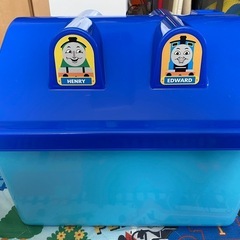 トーマスおもちゃ箱とラグマットとボールの画像