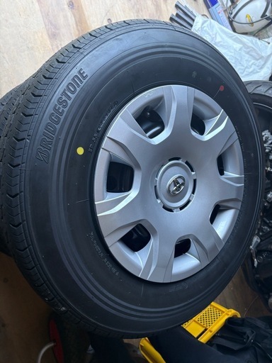 ハイエース　　新車外し純正タイヤ