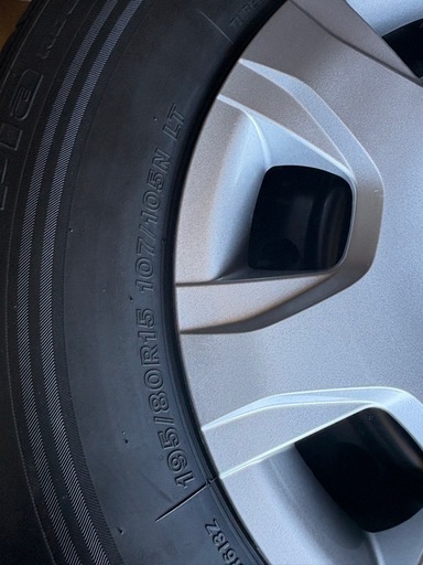 ハイエース　　新車外し純正タイヤ