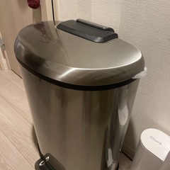 19日午前中引き取り希望。ゴミ箱45リットルの画像