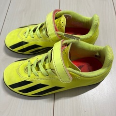 サッカートレーニングシューズとサンダルの画像