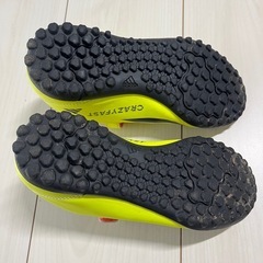 サッカートレーニングシューズとサンダルの画像