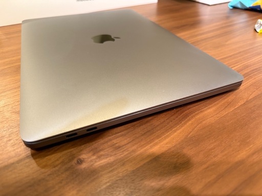 Apple MacBook Pro 13インチ（2020年モデル）の出品です。 英語（US）キーボード仕様になります。  動作は問題なく、日常使用に問題ありません。 中古品のため多少の使用感はありますが、全体的にきれいな状態です。 詳細は写真をご確認ください。