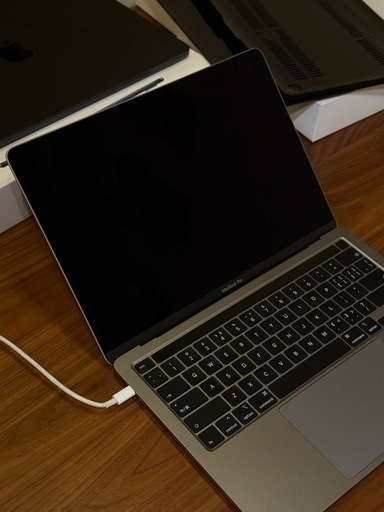 Apple MacBook Pro 13インチ（2020年モデル）の出品です。 英語（US）キーボード仕様になります。  動作は問題なく、日常使用に問題ありません。 中古品のため多少の使用感はありますが、全体的にきれいな状態です。 詳細は写真をご確認ください。