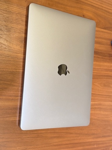 Apple MacBook Pro 13インチ（2020年モデル）の出品です。 英語（US）キーボード仕様になります。  動作は問題なく、日常使用に問題ありません。 中古品のため多少の使用感はありますが、全体的にきれいな状態です。 詳細は写真をご確認ください。
