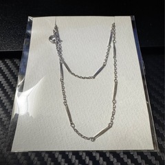 シルバーカラーネックレスの画像