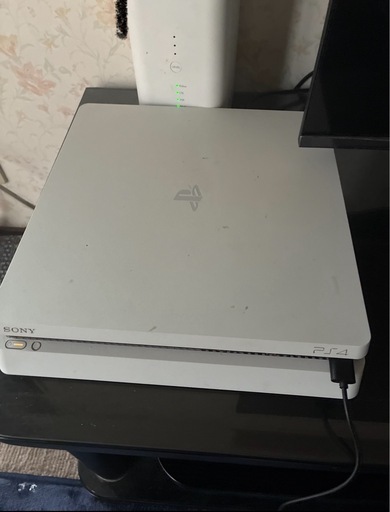 取引者決定‼️
PS4 Slim 500GB 白 コントローラー 2個 ソフト5本セット すぐ遊べます