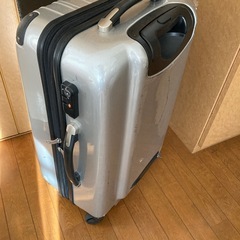 【引取先決定】スーツケース　シルバーの画像