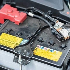 車バッテリー交換作業出張対応プロ整備士サポート迅速安心の画像